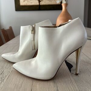 Marciano White soft leather stilettos with gold accent heels, ankle Booties Sz 7